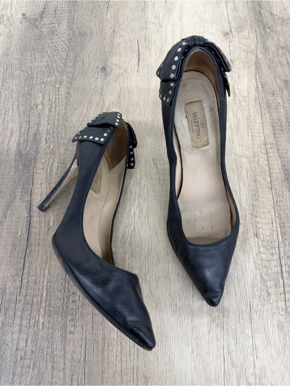 Valentino Garavani Black Pointed-Toe Stiletto Pumps with Studded Bow 38.5
